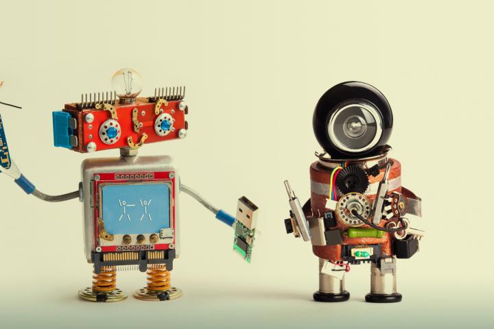 Roboty pracujące pod nadzorem vs. roboty pracujące bez nadzoru